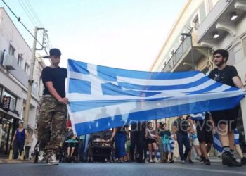Family Pride στα Χανιά με μωρά σε καρότσια, σημαίες και συνθήματα κατά της ισότητας στον πολιτικό γάμο