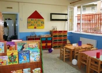 «Δωμάτιο αποσυμπίεσης» για νήπια: Το πειθαρχικό αθώωσε τη νηπιαγωγό που έκλεινε 3χρονα παιδιά σε αποθήκη «για να ηρεμήσουν»