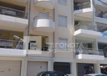 Ακούστηκε ένα μπαμ, πετάχτηκαν όλοι έξω: Άντρας έπεσε από μπαλκόνι 4ου ορόφου σε καπό αυτοκινήτου – Η κατάσταση του